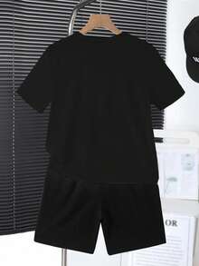 Conjunto informal para niño pequeño: Camiseta de manga corta con cuello redondo con estampado de letras y autos de carreras, y pantalones cortos - Negro - Ver 2