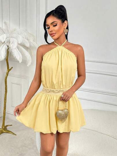 Đầm ngắn Amarilo màu vàng chanh trơn thanh lịch, kiểu dáng thường ngày, cổ yếm, hở lưng, có bèo nhún, thích hợp cho mùa xuân hè, đi biển, nghỉ lễ.