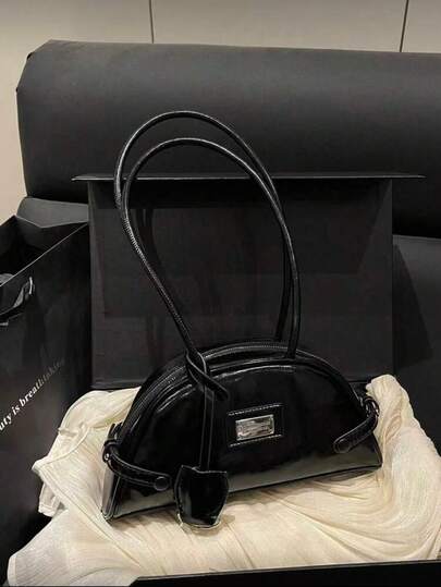 Hevel纯色百搭五金标签设计个性化手提包，配有挂饰，采用柔软光滑的皮革，优雅的女士单肩包，适合购物、存放钱包、年轻女性、大学生、职场新人及白领人士。这款包非常适合办公室、大学、工作、商务、通勤、户外活动、旅行和郊游等场合。黑色包包，女士手提包