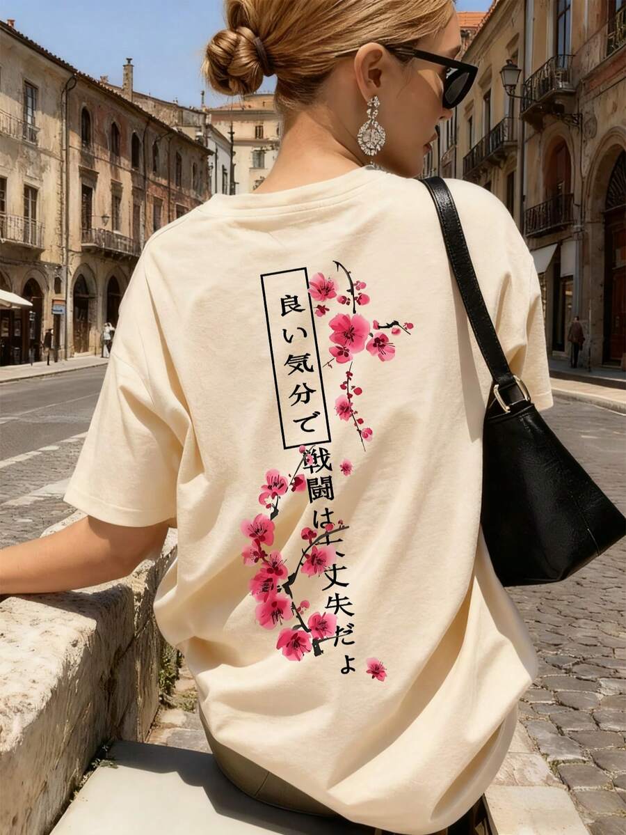 Áo thun nữ tay ngắn cổ tròn dáng rộng in hình hoa anh đào và chữ Kanji Nhật Bản, phong cách đường phố yêu thích Nhật Bản, chất liệu mềm mại, phù hợp cho các hội nghị anime, ngắm hoa anh đào, thời trang đường phố, lễ hội âm nhạc và mặc thường ngày mùa hè. - Màu be - Xem 1