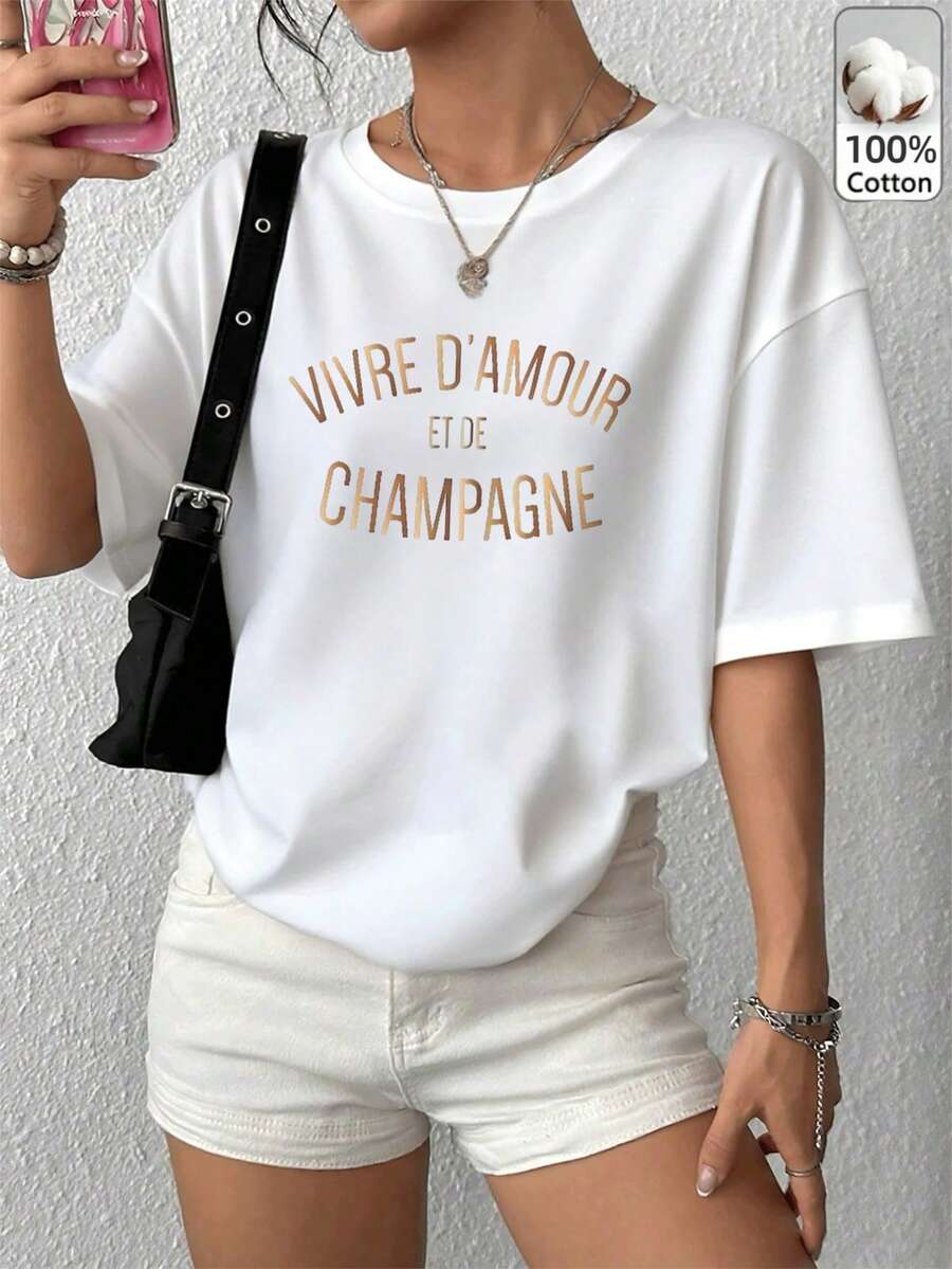 The 2026 Women's White Loose-Fitting T-Shirt Features A French Quote Print, "Vivre D'Amour Et De Champagne" (Living With Love And Champagne). Soft, Comfortable, And Breathable, This Short-Sleeved Top Combines Y2K Aesthetics With Street Style, Making It A Casual And Relaxed Choice For Summer. - 布蘭克 - 查看 1