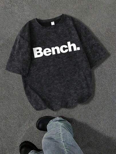 水洗黑色Bench T恤，青少年款，简约“Bench”印花，休闲宽松版型，适合上学、街头穿搭、日常休闲穿着。