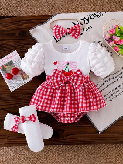 Bộ 4 món công chúa ngọt ngào cho bé gái: Áo liền quần tay phồng phối màu tương phản với nơ trang trí, băng đô, dây buộc tóc và tất họa tiết bướm.