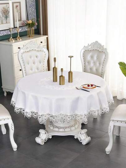 HXARTMIS 1 szt. luksusowy, biały, okrągły, żakardowy obrus z haftem, okrągły obrus z haftowanymi brzegami, okrągły ochraniacz na stół jadalny, dekoracyjny okrągły obrus, plastikowy obrus kuchenny, obrus z haftowanymi brzegami, łatwy w czyszczeniu i wielokrotnego użytku, antypoślizgowy i ochronny. Nadaje się do domu, sypialni, salonu, kuchni, jadalni, na zewnątrz, na imprezy, wesela, urodziny i inne codzienne okazje. Nadaje się również na święta takie jak Walentynki, Dzień Ojca, Dzień Matki, ceremonie ślubne i inne. Dostępny w wielu rozmiarach.
