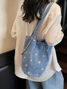 Bolsa de tecido jeans multicolorida azul com bordado de margaridas e corrente metálica, estilo tote, transversal ou para usar no ombro. Fecho de pressão. Design moderno e delicado, ideal para o dia a dia, deslocamentos, escola e compras. - Baby Azul - Ver 8