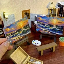 这幅比例为1:12的迷你日落海滩油画细节精美，套装包含画架、画布、画凳、调色板和绘画工具箱。它是微缩房屋场景绘画的必备之选，也是送给微缩模型爱好者的完美礼物。 - 均碼 - 查看 6