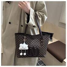 This Is A Large-Capacity Letter-Printed Tote Bag Specially Designed For Modern Urban Women. It Features Classic Full-Printed Letter Patterns Paired With Eye-Catching Round Metal "M" Pendants, Enhancing Overall Recognition And Refinement, And Easily Creating High-End Daily Outfits. The Bag Has A Square Structure And Ample Capacity. It Can Easily Hold A4 Documents, 13-Inch Laptops, Books, Umbrellas, Cosmetics And Other Daily Necessities, Meeting The Multiple Storage Needs For Work, Study Or Travel. - 棕色帶白雲掛件 - 查看 5
