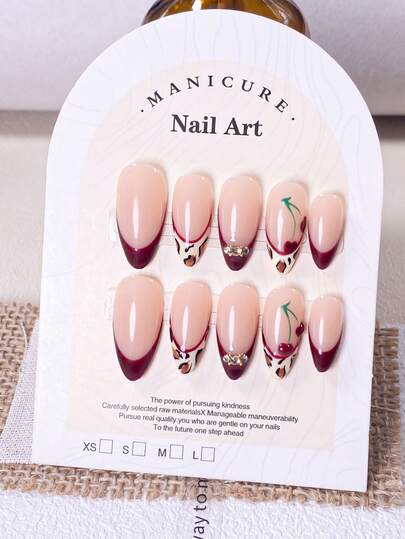 Bộ 10 miếng dán móng tay thủ công màu hồng nude và đỏ tía kiểu Pháp (nhỏ/vừa/lớn): Nền hồng nude với đầu móng màu đỏ tía kiểu Pháp, trang trí họa tiết da báo, quả anh đào và đá lấp lánh, phong cách cổ điển ngọt ngào, bề mặt bóng mịn, thích hợp cho các buổi đi chơi hàng ngày, hẹn hò, có thể tái sử dụng.