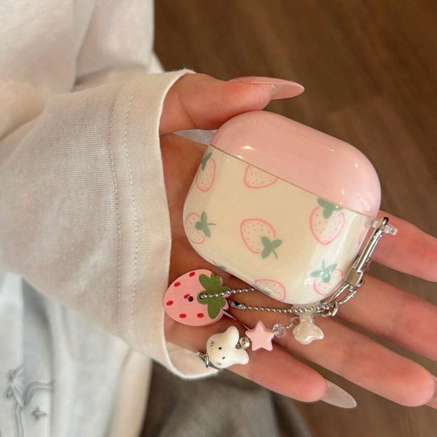 Ốp điện thoại họa tiết dâu tây, phù hợp với 17 Pro Max / 16 Pro Max / 15 Pro Max / 14 Pro / 13, nền trắng với hình dâu tây màu hồng và mặt dây chuyền hình dâu tây, ốp điện thoại thời trang nữ/tối giản nam.