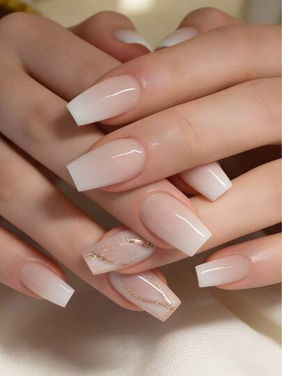 24片长棺材形美甲贴片，饰以金色闪粉线条，法式渐变风格，可爱、简约、甜美、轻盈又不失奢华感，清新百搭的美甲套装，可拆卸假指甲贴片，适合节日、派对、朋友聚会和日常佩戴，包含24片果冻胶和1条磨甲贴