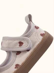 1 Pair Girls' Beige Heart Print Canvas Sneakers, Strap Round Toe Soft Sole, Comfortable Casual Cute Style Suitable For Spring/Summer Daily Outdoor Activities, Holiday, Party, Park Stroll (Random Pattern) - Beige - View 5