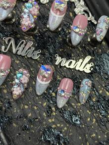 Bộ 10 móng giả thủ công phủ kín toàn bộ bề mặt, hình móng hạnh nhân, màu bạc, móng kiểu Pháp màu bạc, nhuộm tie-dye ánh kim xanh bạc, viền móng kiểu Pháp vẽ tay màu trắng, hoa nhỏ 3D màu hồng nhạt và xanh nhạt, kết cấu cánh hoa trong suốt, kết hợp với kim cương hình giọt nước xanh lục và kim cương nhỏ óng ánh, tạo cảm giác như một khu vườn tươi mát. - Bạc - Xem 5