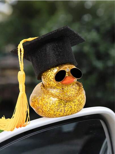 Đồ trang trí bảng điều khiển xe hình vịt cao su nhiều màu sắc đội mũ tốt nghiệp, kèm dây chuyền hình mũ tốt nghiệp mini và kính râm thời trang (Màu vàng)
