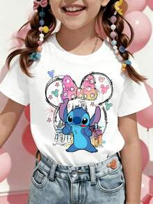 Disney Stitch Themed T-Shirt! Cute Stitch Stands In Front Of Minnie's Bow And Castle, With A Lively And Playful Watercolor Blend Style Print Pattern Summer Tops,Short-Sleeved Casual And Cute Style  Children's Clothing Design, Girl Clothes For Kids ,Ropa Para Niños,Girl Clothes For Kids,Graphic Tee, Summer Clothes,Perfect For Cool Girls. Comfortable And Breathable Children's Short-Sleeved T-Shirt. Comfortable And Casual Wear All Year Round 180g Pure Cotton Children's Clothes,Comfortable & Lightweight, Iconic Print For Mix-And-Match Outfits,Suitable For Both Boys And Girls. - 白色 - 查看 3