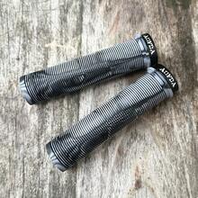 AOFDA 135mm Universal Mountainbike Lenkergriffe, Einzelverriegelung, Gummi-Lenkerüberzüge in Mischfarben, rutschfest, stoßdämpfend, Zubehör für Offroad-Fahrräder - Verschiedenfarbig - Übersicht 8