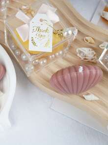 贝壳造型香氛蜡烛，礼盒包装，手工制作，海洋主题，采用大豆蜡制成，饰以珍珠，是一款完美的香薰蜡烛，适合作为婚礼回礼、新娘送礼会和送给她的生日礼物。也适用于卧室、浴室、水疗中心、婚礼、派对等场合，是送给女友、闺蜜、母亲和伴娘的理想之选。此外，它还适合情人节、母亲节、婚礼、乔迁之喜、生日、水疗浴、舒缓睡眠以及瑜伽练习等场合。 - 多色 - 查看 6