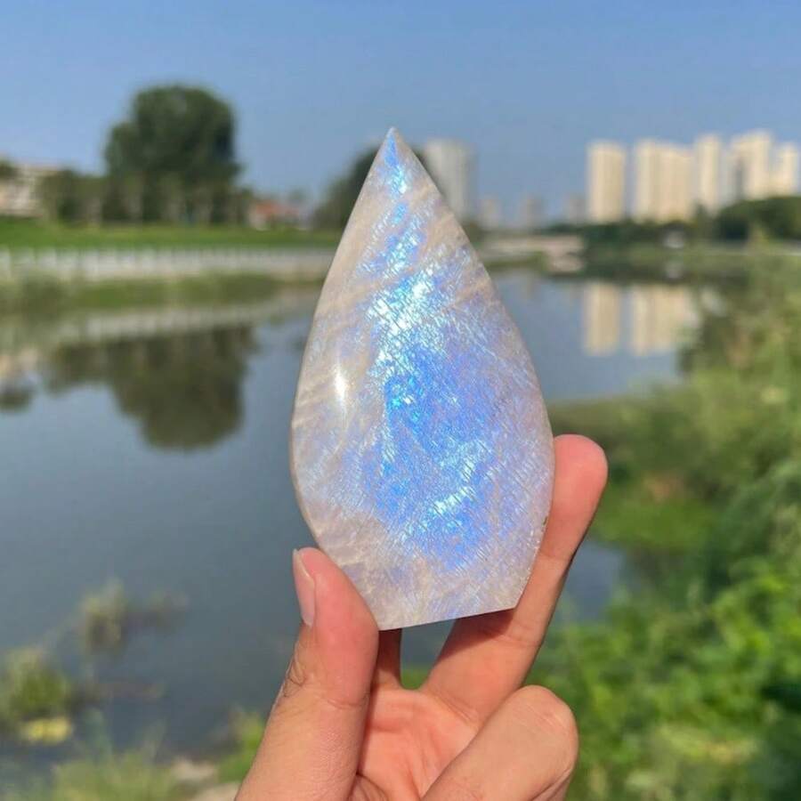 1个月光泪滴吊坠——非常适合家居收藏、情人节和节日礼物。它也是办公室或咖啡馆优雅桌面装饰的理想之选，堪称家居装饰的真正瑰宝。