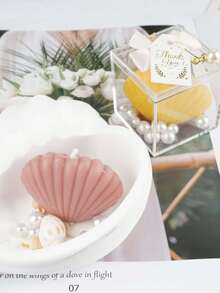 贝壳造型香氛蜡烛，礼盒包装，手工制作，海洋主题，采用大豆蜡制成，饰以珍珠，是一款完美的香薰蜡烛，适合作为婚礼回礼、新娘送礼会和送给她的生日礼物。也适用于卧室、浴室、水疗中心、婚礼、派对等场合，是送给女友、闺蜜、母亲和伴娘的理想之选。此外，它还适合情人节、母亲节、婚礼、乔迁之喜、生日、水疗浴、舒缓睡眠以及瑜伽练习等场合。 - 多色 - 查看 10