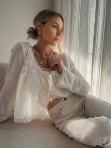 女士Y2K度假风休闲美式镂空高密度棉质蕾丝边法式系带轻薄衬衫，法式小众轻薄蕾丝拼接U领花卉边长袖独特优雅衬衫，时尚休闲纯色棉质蕾丝拼接半透明方领系带纽扣长袖上衣 - 白色 - 查看 3