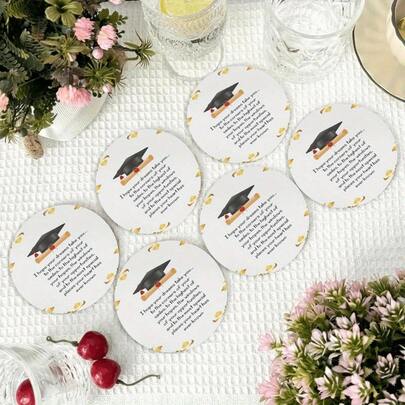 AFYPRTY Bộ 6 đế lót ly gỗ tròn 3.9 inch, in hình mũ tốt nghiệp và bằng tốt nghiệp màu trắng vàng, chịu nhiệt, bảo vệ mặt bàn cho tiệc tốt nghiệp, nhà cửa, bàn cà phê, quầy bar, nhà bếp.