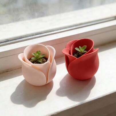 1 pieza Maceta con flor de rosa - Maceta de mini rosa roja/rosa, material de plástico impreso en 3D, detalles de pétalos suaves, maceta con drenaje transpirable, adecuada para decoración de escritorio y balcón retro, maceta para suculentas de todas las estaciones, estilo suave para el Día de la Madre