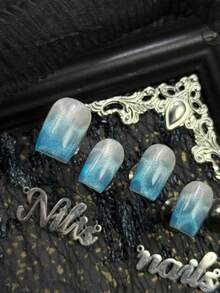 10片装手工全覆盖短方形亚克力美甲套装，浅蓝色美甲，银色猫眼，浅蓝与乳白色扎染完美复刻夏日海洋或冰川的清澈冰凉之感。冰蓝色渐变和闪亮的猫眼效果，带来清新、动感、高端的视觉体验。 - 淺藍色 - 查看 5