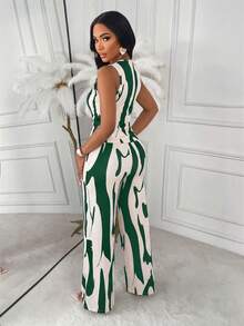 Nền màu mơ với hoa màu xanh lá cây.