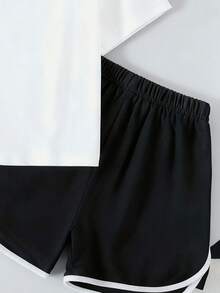Bộ đồ thường ngày cho bé gái gồm áo thun cổ tròn in hình mặt người và quần short. - trắng - Xem 7