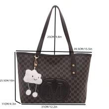 This Is A Large-Capacity Letter-Printed Tote Bag Specially Designed For Modern Urban Women. It Features Classic Full-Printed Letter Patterns Paired With Eye-Catching Round Metal "M" Pendants, Enhancing Overall Recognition And Refinement, And Easily Creating High-End Daily Outfits. The Bag Has A Square Structure And Ample Capacity. It Can Easily Hold A4 Documents, 13-Inch Laptops, Books, Umbrellas, Cosmetics And Other Daily Necessities, Meeting The Multiple Storage Needs For Work, Study Or Travel. - 棕色帶白雲掛件 - 查看 2
