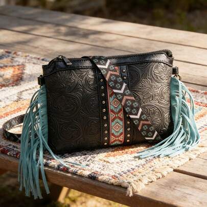 Bolso cruzado de gran capacidad con borlas de PU para mujer - Diseño de múltiples compartimentos con aire bohemio vintage occidental, con flecos, remaches y artesanía tejida. Versátil - Puede llevarse al hombro o cruzado con correas ajustables desmontables. Perfecto para compras, actividades al aire libre, viajes y salidas. Regalo ideal para familiares y amigos.