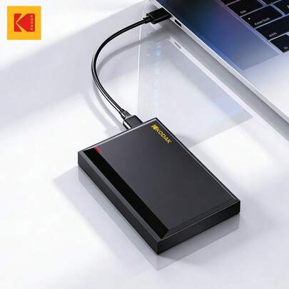 Kodak 柯达 2.5 英寸便携式外置硬盘，提供 500GB 和 1TB 两种容量选择，USB 3.0 接口，完美适配 PlayStation PS4/PS5、Xbox、Mac、PC、台式机和 MacBook 等设备。