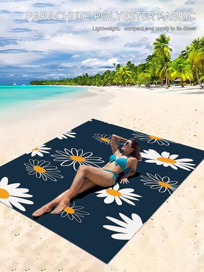 1条藏蓝色沙滩巾，饰以雏菊印花。提供大号和小号两种尺寸。产品特点：速干、柔软、便携、时尚、防沙、超强吸水超细纤维材质。风格多样：波西米亚风、热带风、复古风、趣味风、瑜伽风、野餐风，并具有防紫外线功能。是海滩、泳池和户外活动的理想之选；旅行必备，也适合露营、瑜伽、健身、运动和游泳。男女皆宜。