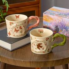 Taza de cerámica de 12.5 Oz con asa retorcida, con relieve vintage de flores 3D, mariposas y golondrinas, taza multiusos para café/leche/avena, apta para microondas y lavavajillas, regalo ideal para amigos, novia, madre - Multicolor - Ver 4