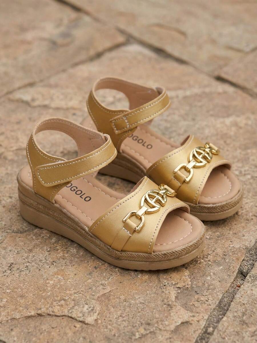 Sản phẩm mới về: Sandal đế cao màu vàng cho bé gái từ 3-12 tuổi. Chất liệu giả da/PVC bóng bẩy màu vàng kim + trang trí dây xích kim loại + khóa dán ở mắt cá chân. Phong cách nghỉ dưỡng giản dị nhưng sang trọng. Thích hợp cho các hoạt động hàng ngày, dịp trang trọng và kỳ nghỉ biển. Hoàn hảo cho trang phục mùa xuân và mùa hè! - Vàng - Xem 1