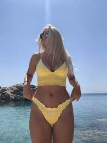 新款女士优雅甜美可爱黄白格纹两件式三角比基尼套装，学院风Y2K清新海滩度假风泳装，采用褶皱露脐上衣、细肩带、V领、荷叶边和性感丁字裤设计，褶皱弹力特殊纹理面料，适合夏季海滩度假、泳池派对、热带之旅、音乐节、婚礼假期等场合。 - 黃色 - 查看 6