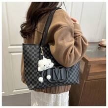 This Is A Large-Capacity Letter-Printed Tote Bag Specially Designed For Modern Urban Women. It Features Classic Full-Printed Letter Patterns Paired With Eye-Catching Round Metal "M" Pendants, Enhancing Overall Recognition And Refinement, And Easily Creating High-End Daily Outfits. The Bag Has A Square Structure And Ample Capacity. It Can Easily Hold A4 Documents, 13-Inch Laptops, Books, Umbrellas, Cosmetics And Other Daily Necessities, Meeting The Multiple Storage Needs For Work, Study Or Travel. - 黑色帶白雲掛件 - 查看 5