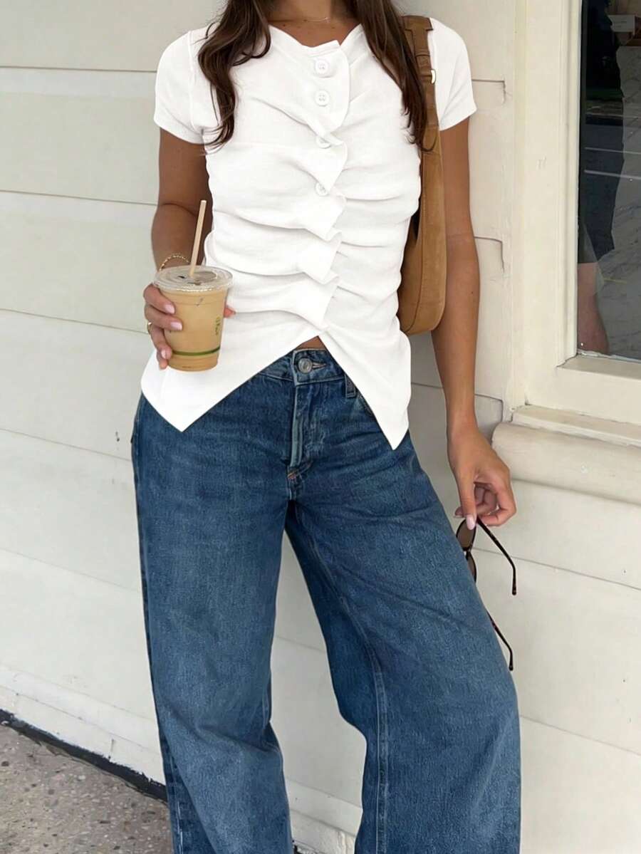 Cárdigan de punto de manga corta con cuello redondo, abotonado, asimétrico y de ajuste ceñido, en color blanco, para mujer. Prenda de vestir casual, minimalista y versátil, ideal para la primavera y el verano. - Blanco - Ver 1