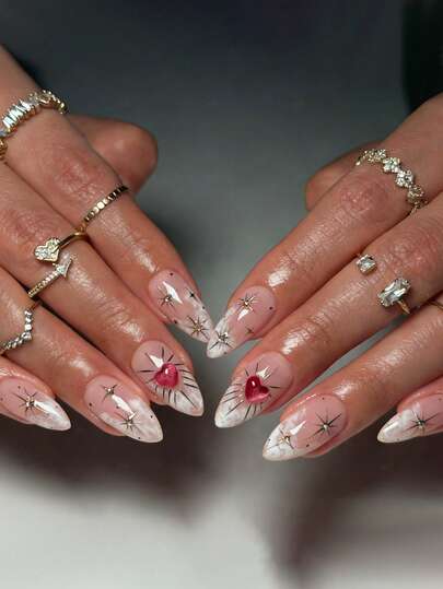 Y2K 中号尖头美甲贴片，24 片装 DIY 套装。裸粉色渐变搭配白色条纹，饰有 3D 立体植绒红色爱心和金色星形水钻。这款甜美又不失个性的美甲贴片，是女士派对、约会和情人节的完美之选。可拆卸，可重复使用。