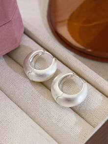 一对优雅简约的银色磨砂几何圈形耳环，适合女性日常、通勤和休闲场合佩戴 - 銀色 - 查看 5