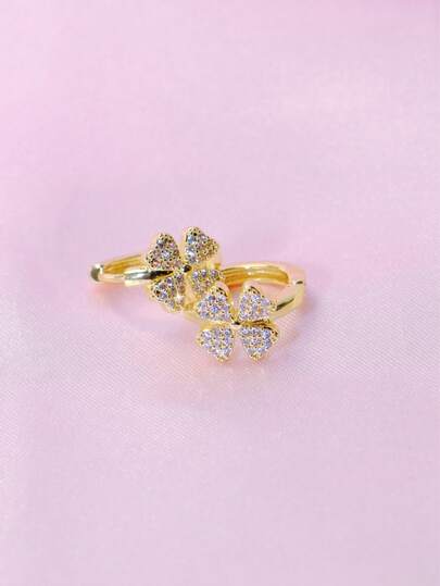 这对镶钻四叶草耳环采用全锆石镶嵌工艺，尽显奢华璀璨。它们适合搭配各种服饰，无论是派对、约会、日常佩戴还是其他场合，都是馈赠母亲和挚爱的完美之选。