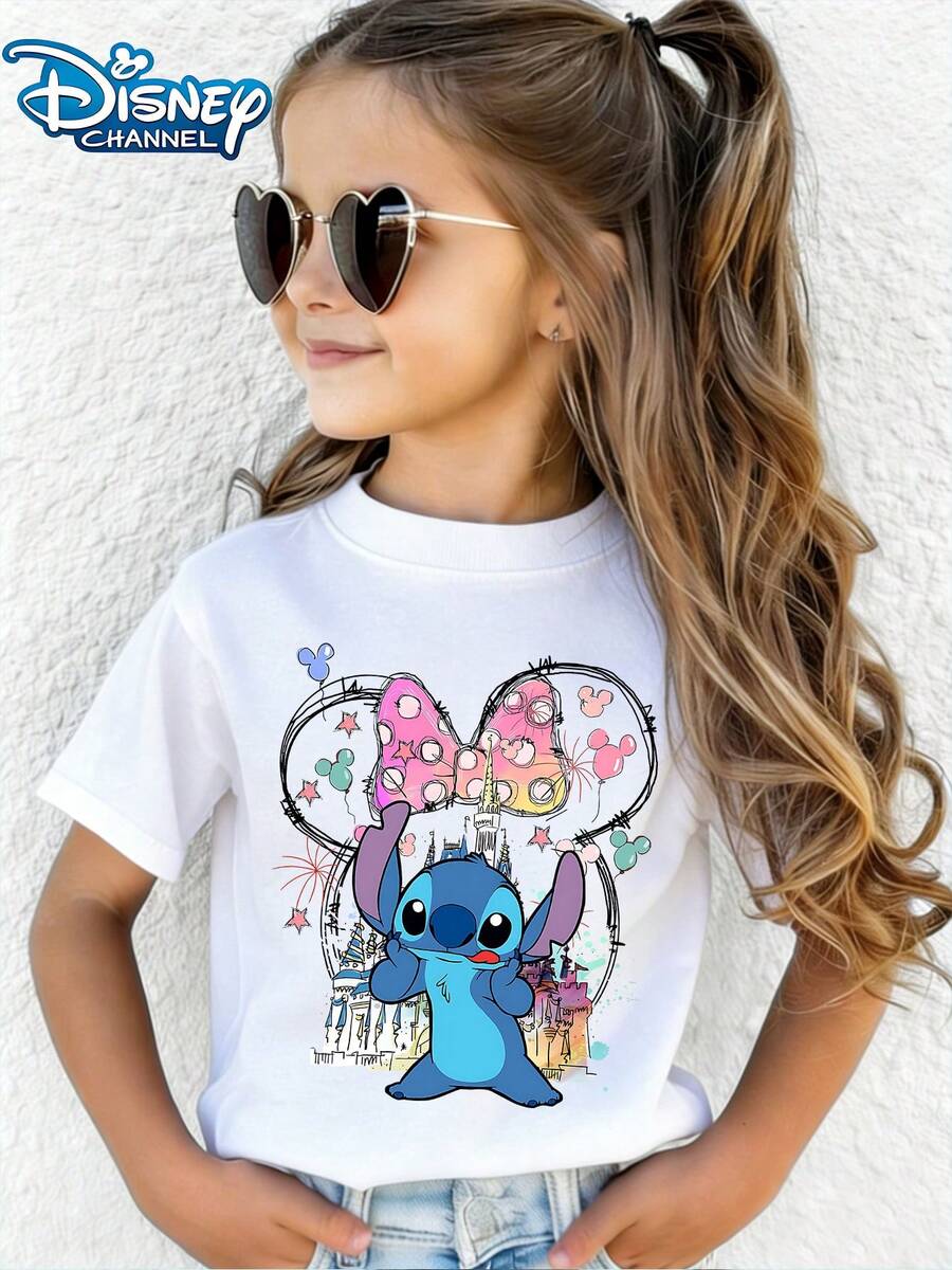 Disney Stitch Themed T-Shirt! Cute Stitch Stands In Front Of Minnie's Bow And Castle, With A Lively And Playful Watercolor Blend Style Print Pattern Summer Tops,Short-Sleeved Casual And Cute Style  Children's Clothing Design, Girl Clothes For Kids ,Ropa Para Niños,Girl Clothes For Kids,Graphic Tee, Summer Clothes,Perfect For Cool Girls. Comfortable And Breathable Children's Short-Sleeved T-Shirt. Comfortable And Casual Wear All Year Round 180g Pure Cotton Children's Clothes,Comfortable & Lightweight, Iconic Print For Mix-And-Match Outfits,Suitable For Both Boys And Girls. - 白色 - 查看 1