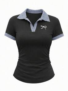 女款可愛學院風深藍色格紋飾邊 Polo 領短袖上衣，附蝴蝶結印花與側邊褶皺，休閒度假出遊辦公室夏季服飾，適合情人節約會派對音樂節海灘婚禮賓客嘉年華春夏日常穿搭，白色 - 彩色 - 查看 4