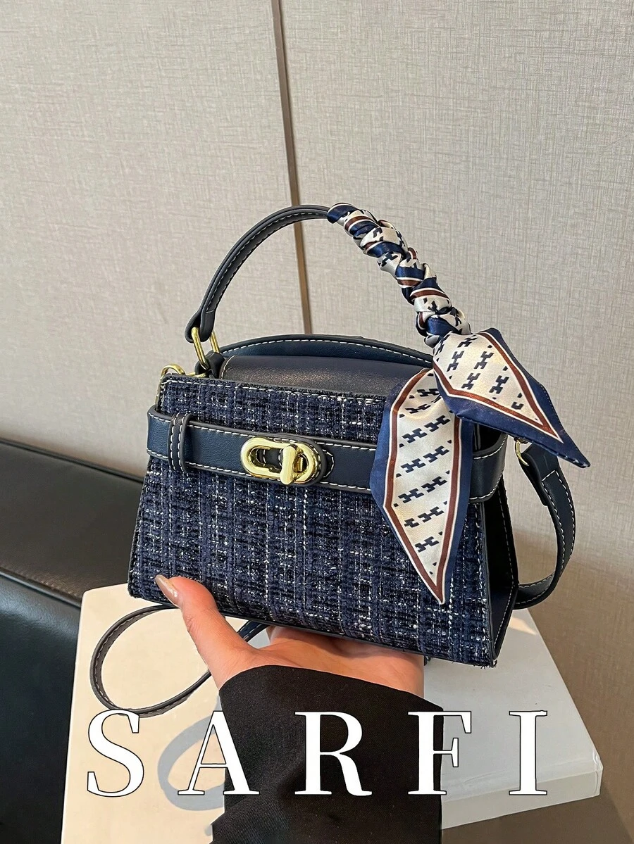这款现代风格女士手提包采用独特的藏蓝色面料,时尚精致,配有金属肩带,是一款优雅的单肩包。作为一款夏季新款,它还饰有优雅的丝巾。可调节肩带使其成为购物、旅行的理想之选,轻便实用,容量充足。 - 藏蓝色 - 查看 1