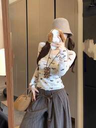 女款狗狗印花方領長袖修身T恤，收腰設計，春季休閒內搭上衣