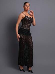 Elegante vestido largo de encaje con tirantes finos y cintura fruncida, ideal para bailes de graduación, fiestas, cenas, sesiones fotográficas y reuniones. - Negro - Ver 4