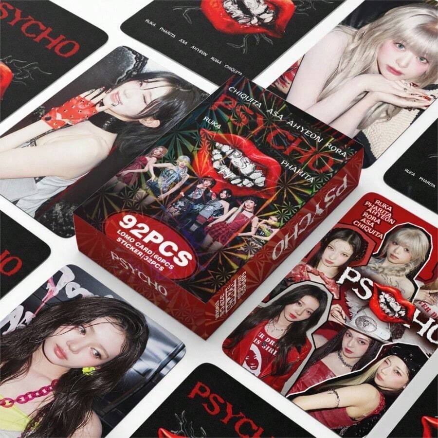 92张BABY MONSTER新专辑《PSYCHO》RUKA/PHARITA/ASA/AHYEON/RORA/CHIQUITA小卡、贴纸、LOMO卡套装 - 60张高清LOMO卡 + 32张主题贴纸，收集7位成员的精美造型 - 彩色 - 查看 1