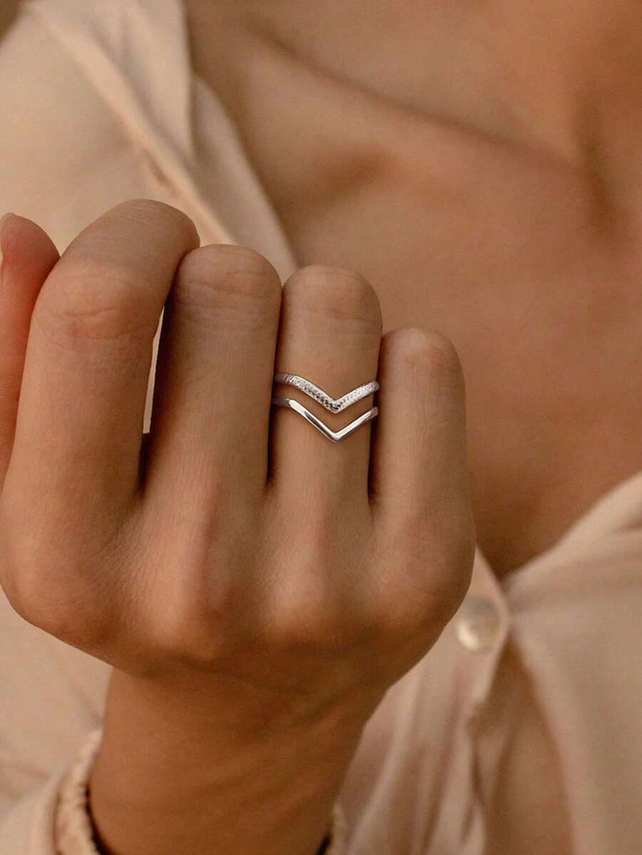 1 pieza Anillo ajustable en forma de V de doble capa, simple, único y elegante de lujo. Este anillo de mujer está hecho de acero inoxidable 304, adecuado para uso diario, vacaciones, fiestas y otras ocasiones