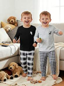Bộ đồ ngủ bốn mảnh thời trang thường ngày cho bé trai, cổ tròn, với họa tiết in hình ngựa và hươu cao cổ, áo dài tay cổ tròn màu đen xám kết hợp với quần kẻ caro. Chất liệu thoải mái, dễ phối đồ, kiểu dáng thường ngày thời trang, mềm mại và dễ chịu, thích hợp mặc ở nhà vào mùa xuân, hè, thu và đông. - Nhiều màu - Xem 2