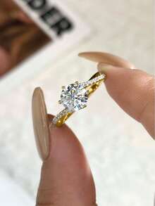 1枚1.0克拉扭纹六爪莫桑石钻石戒指，点缀以璀璨钻石，纯银（S925）材质，优雅奢华，适合作为订婚、结婚、送给闺蜜、生日、周年纪念日、婚礼珠宝的礼物。 - 六爪莫桑戒指-1.0CT - 查看 5