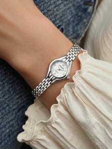 这款女士奢华石英腕表采用金属表带，简约的表盘设计，是正式场合的完美之选。优雅的表款，是母亲节、情人节或结婚纪念日送给妻子或女友的理想礼物。时尚的设计，适合日常通勤、晚宴、婚礼和时尚活动等正式场合。也是腕表爱好者的完美礼物。 - 銀色 - 查看 4